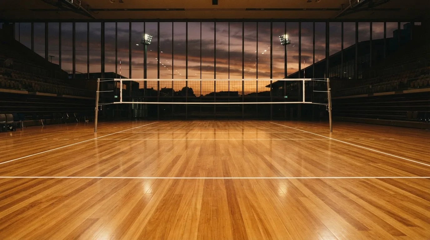 Un estadio de fútbol vacío con torres de iluminación al atardecer