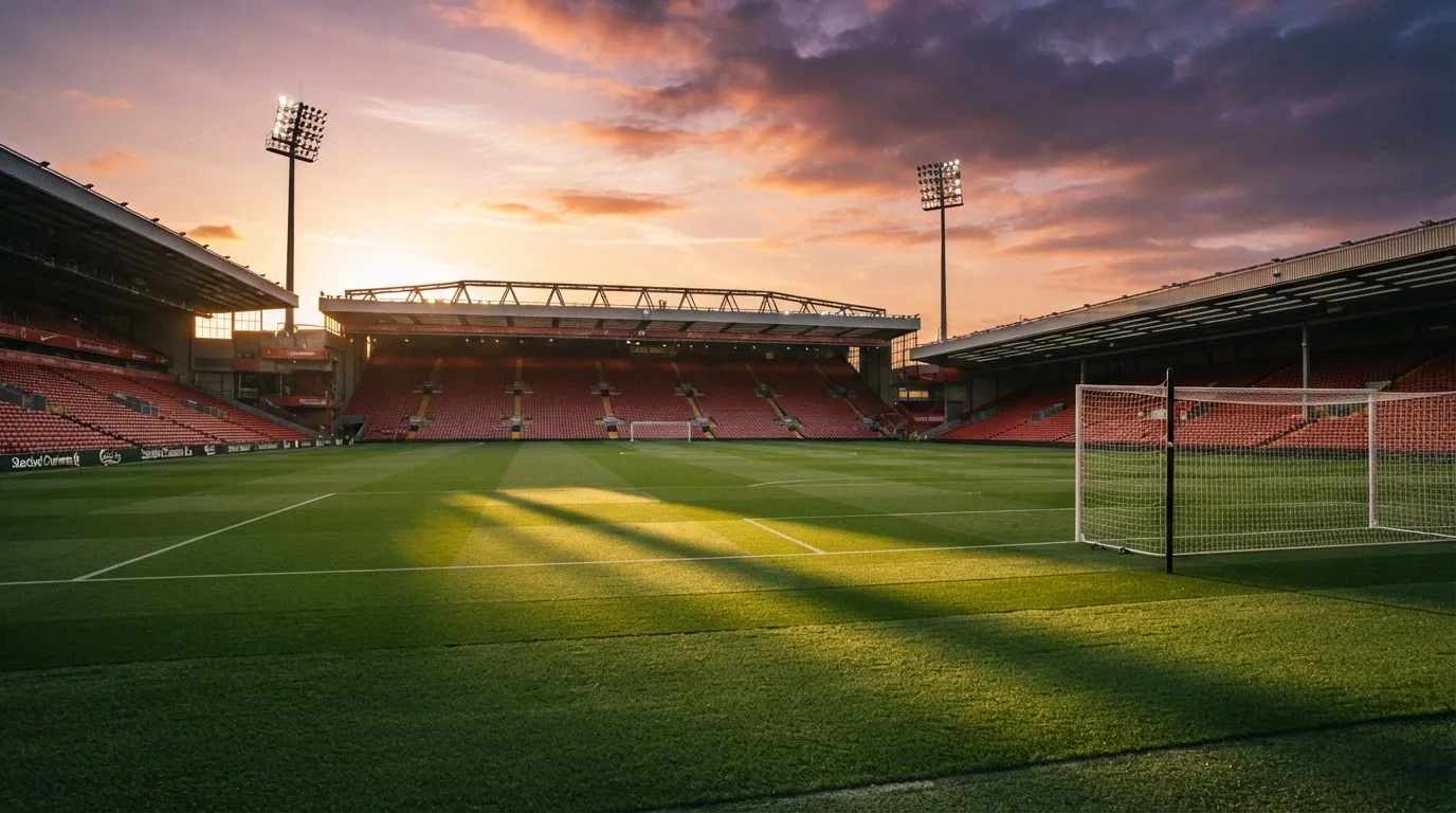 Un estadio de fútbol vacío con torres de iluminación al atardecer